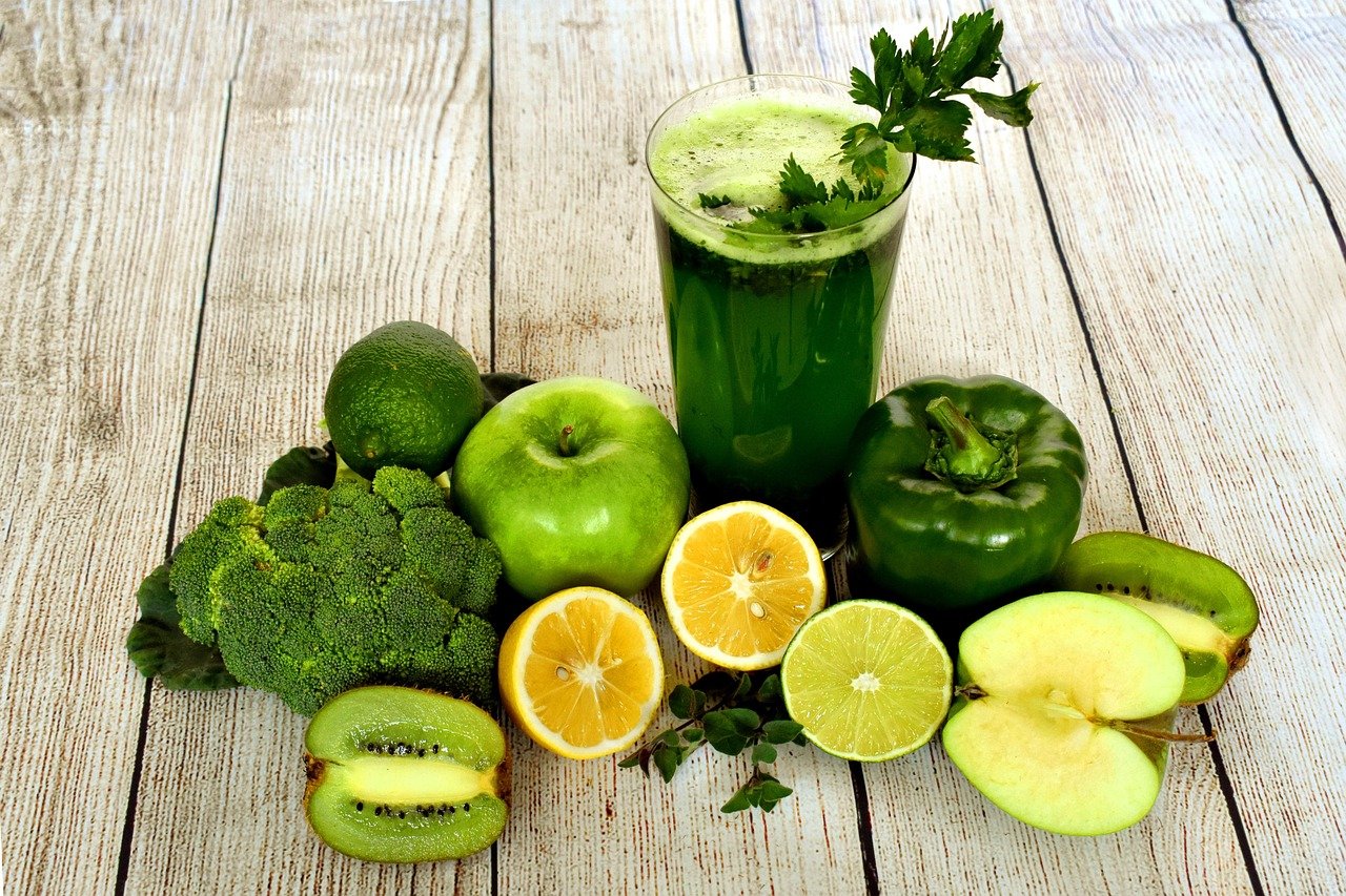 Ayurvedische Detox-Zutaten wie Kitchari, Ingwer und Kurkuma auf einem Holztisch