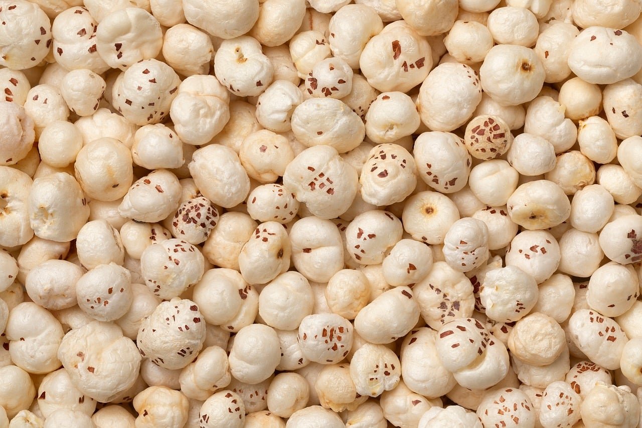 Ayurvedischer Ernährungsplan mit Gewürzen, Gemüse und Getreide