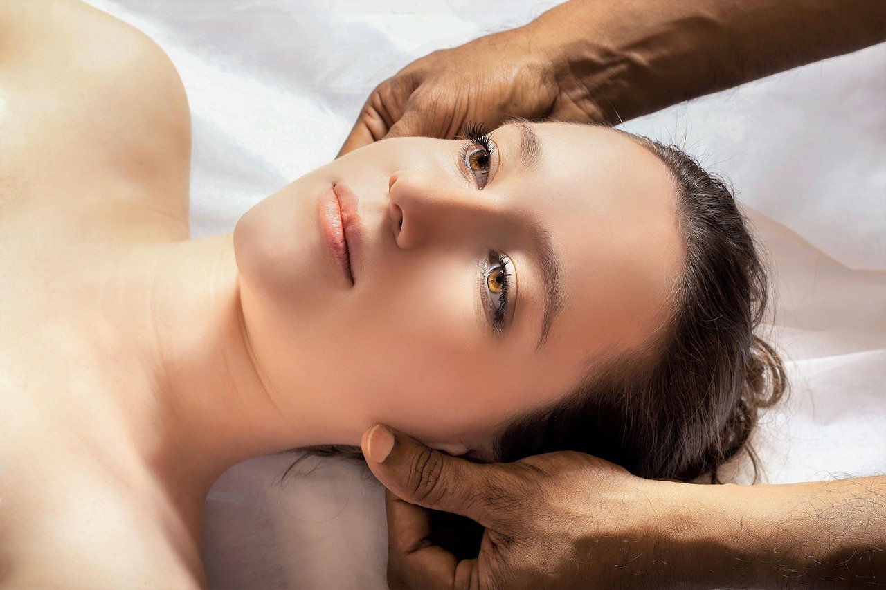 Traditionelle Ayurveda-Massage in Kerala mit zwei Therapeuten