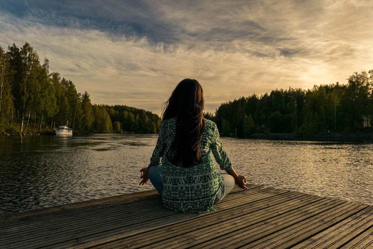 Blick auf ein ruhiges Ayurveda-Retreat zwischen Palmen und Wasser in Kerala