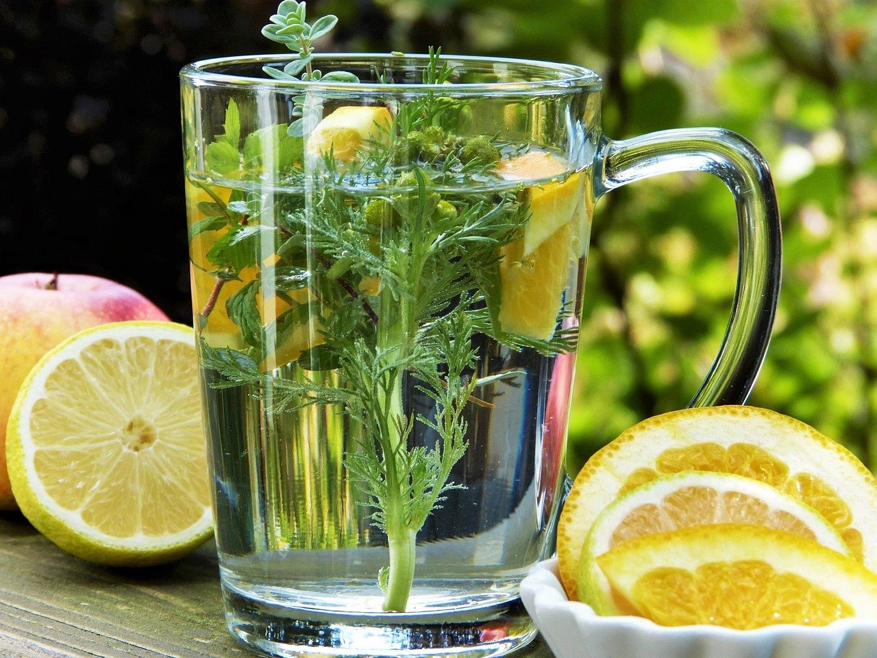 Warme ayurvedische Kräutertees, Gewürze und Öl als Symbole für die Entgiftung