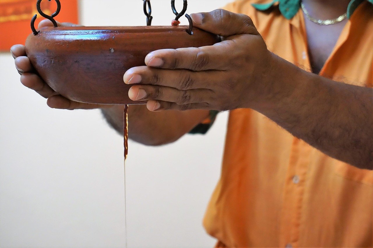 Therapeutin führt eine traditionelle Kerala-Massage mit warmem Öl an einer Patientin durch