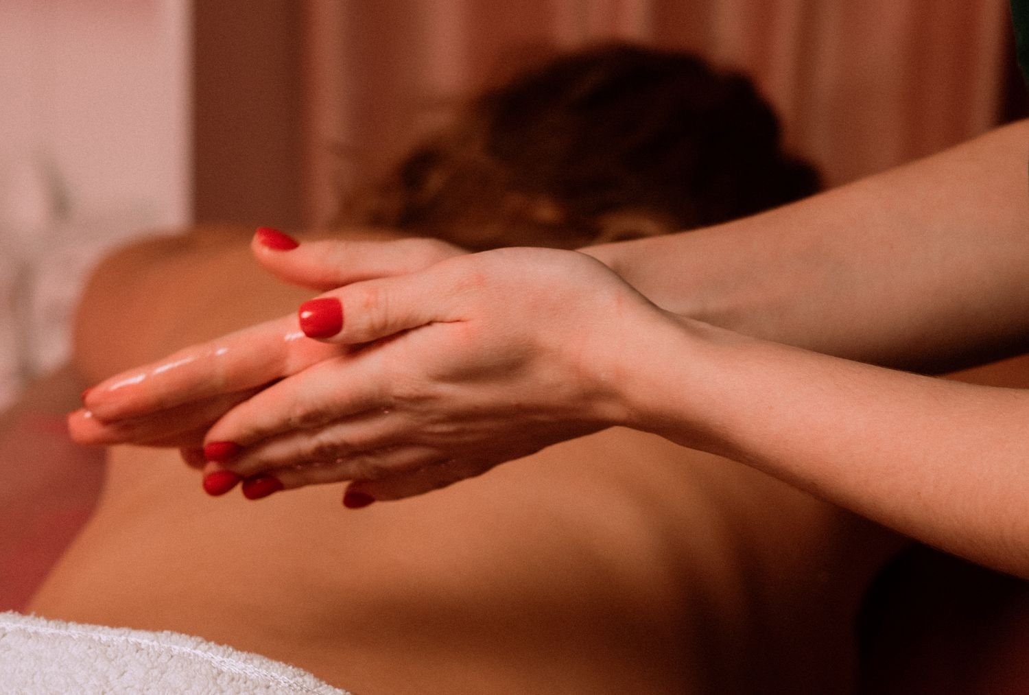 Ayurvedic therapist applying warm oil during an Abhyanga massage