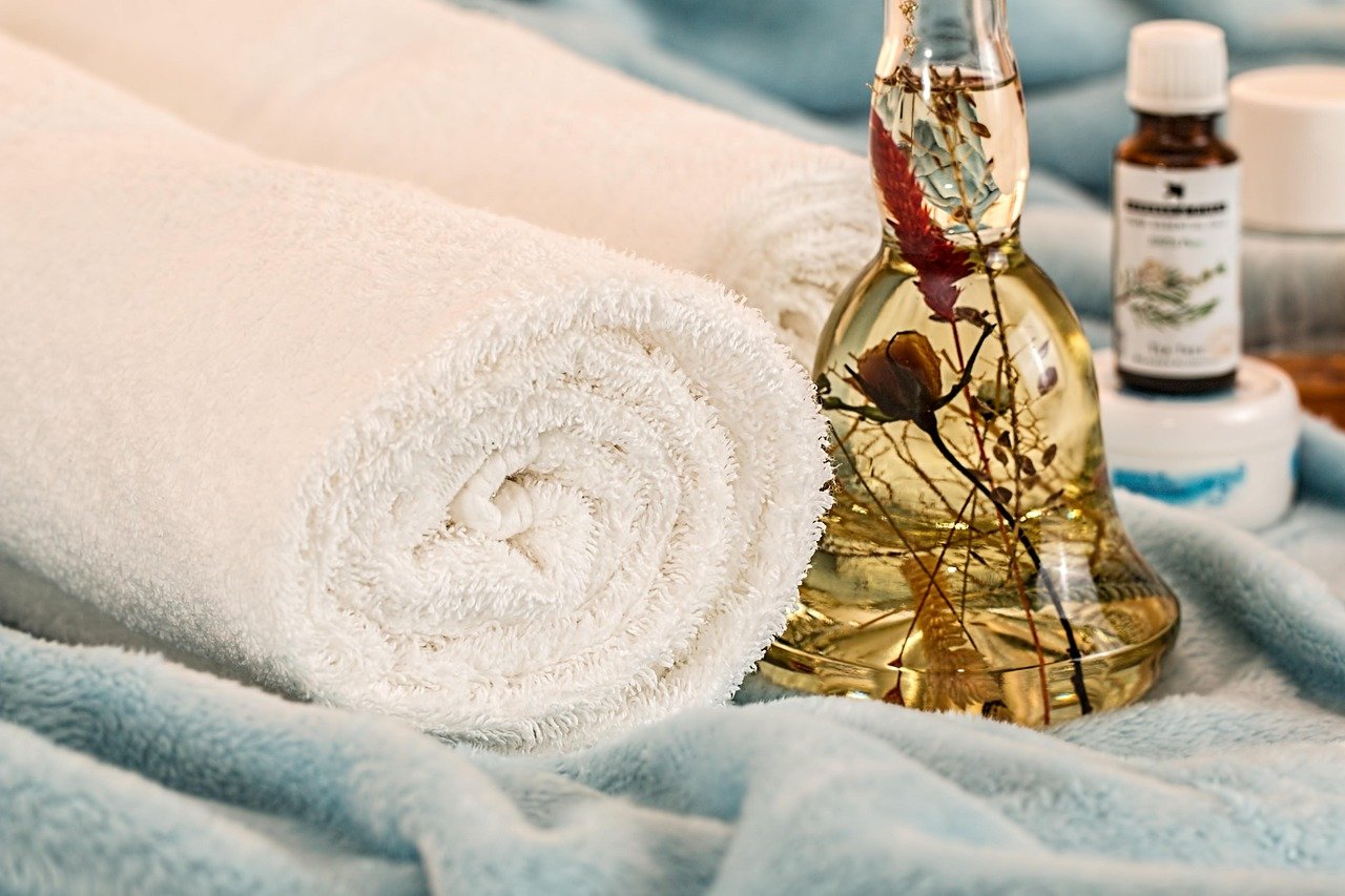Ayurvedischer Stirnölguss mit warmem Öl über der Stirn